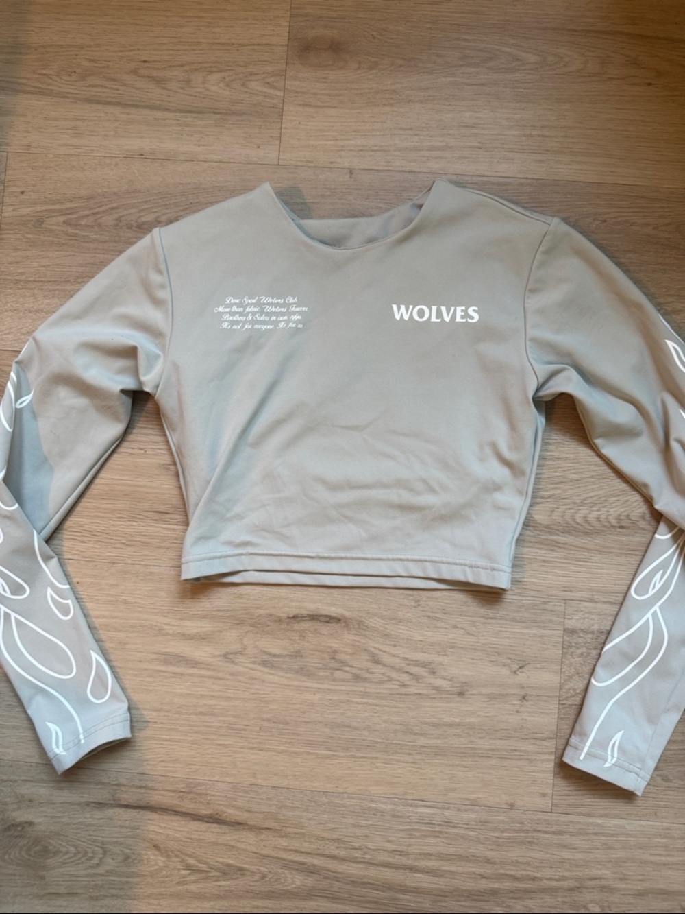 Darc Sport Women's Light Gray 'WOLVES' Long Sleeve Crop Top